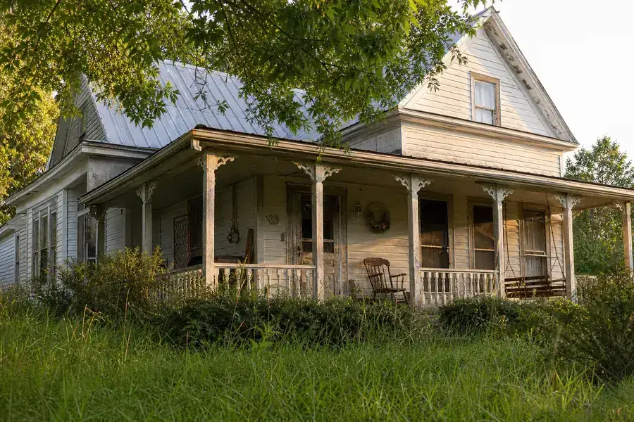 Old Tennessee farmhouse we buy for cash
